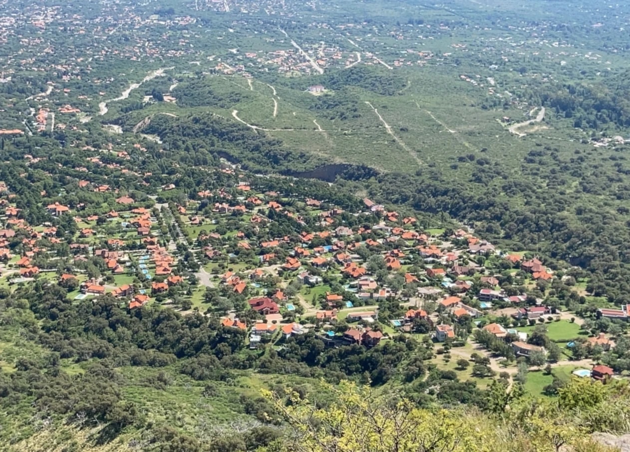 Primer diferencial, foto de un lado y texto del otro: el valle de Merlo abajo. Los atardeceres y las vistas panorámicas